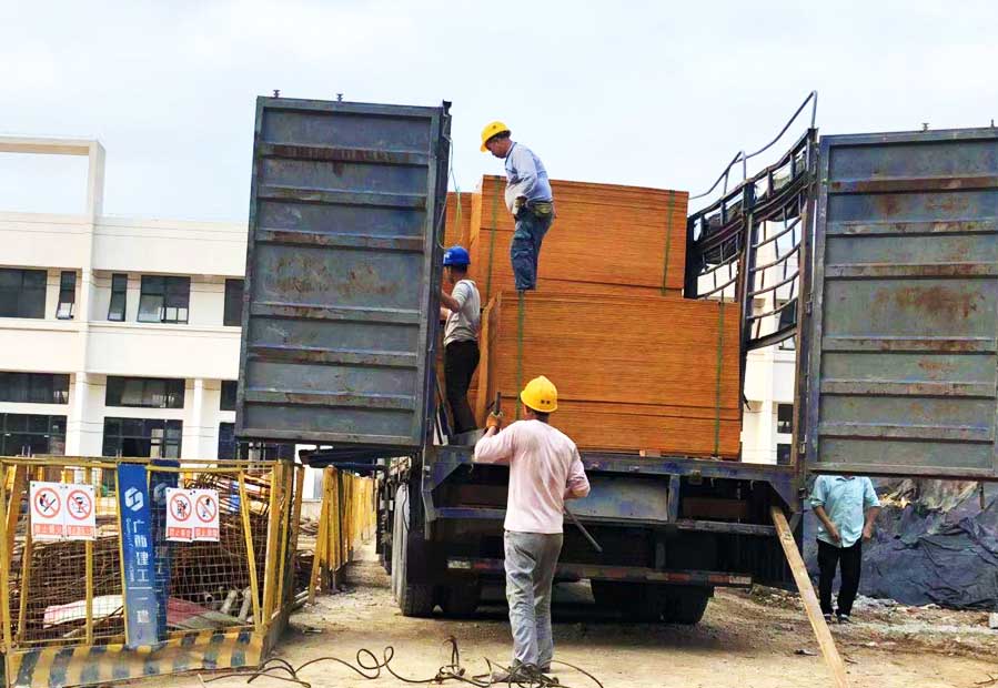 嘉龍木業黑膜木模板發往工地中